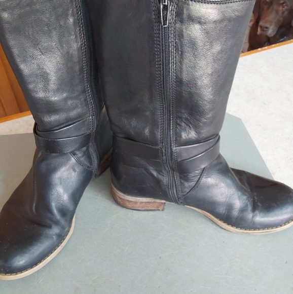 Clark's boots - Picture 3 of 3